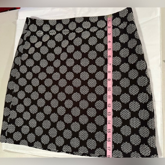 Ann Taylor LOFT black-and-white geometric print mini skirt size 4 - Picture 8 of 8